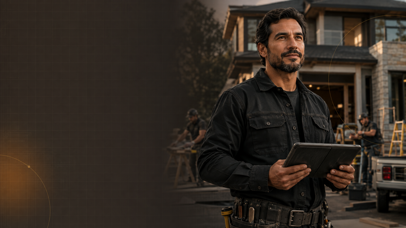 Contractor profissional de Construction segurando um tablet em uma obra de alto padrão nos Estados Unidos